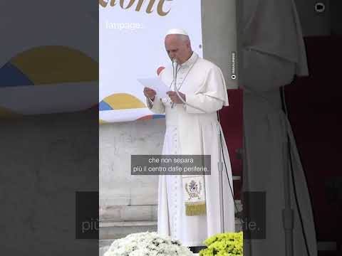 .Migliaia di fedeli in piazza Plebiscito tra cori e canzoni napoletane
per Papa Leone