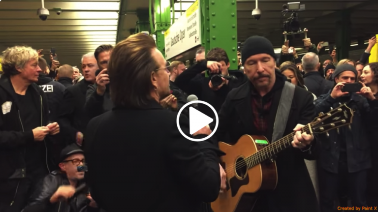 Gli U2 si esibiscono nella metro di Berlino