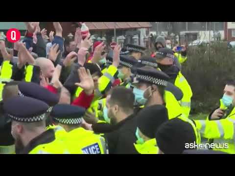 Covid, protesta dei camionisti a Manston. Tensione con la polizia