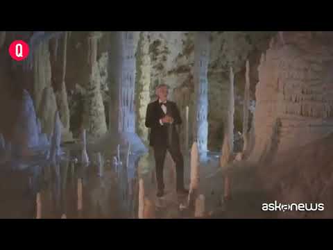 Andrea Bocelli incanta con “Silent night” eseguita a cappella