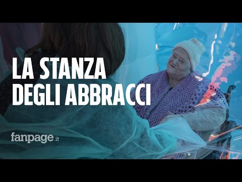 La stanza degli abbracci nell’epoca del Covid: “Erano mesi che non potevo abbracciare mia madre”
