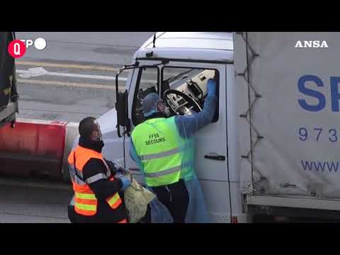 Covid, i camionisti a Dover “testati” dai pompieri francesi