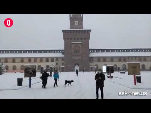 La magia di Milano sotto la neve, anche lo scoiattolo si diverte