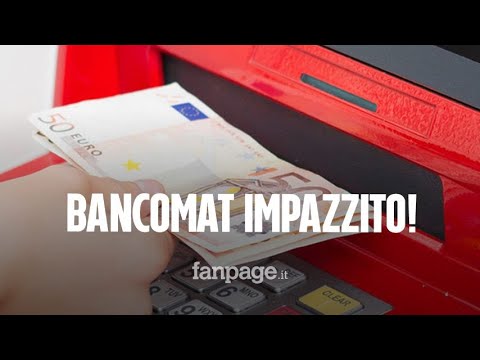 Napoli, bancomat sputa soldi in strada: passante li raccoglie e riconsegna 980 euro