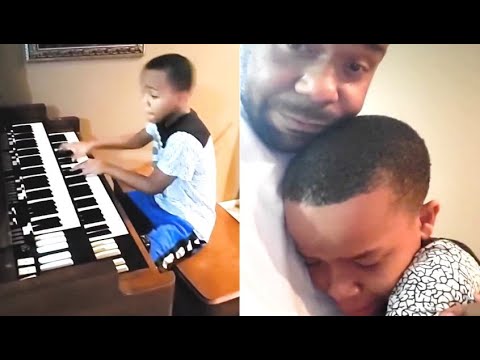 Si commuove mentre dedica una canzone al papà guarito dal Covid: la bellissima dichiarazione d’amore