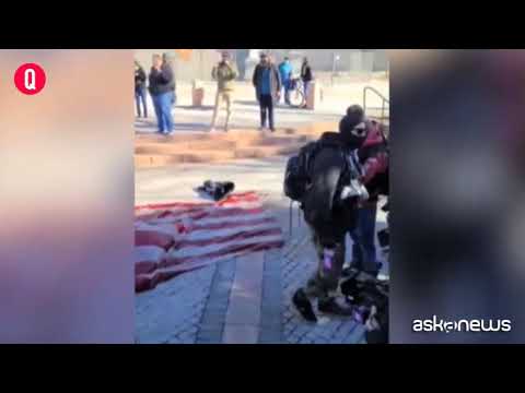 Proteste anti-governative a Denver: bruciata la bandiera Usa