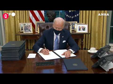 Usa, Joe Biden firma i suoi primi decreti nello Studio Ovale
