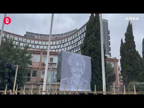 Una gigantografia di Patrick Zaki alla Regione Lazio