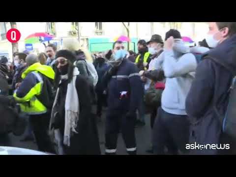 Proteste in Francia contro legge che vieta di filmare poliziotti