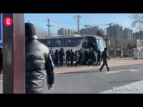 Covid, a Pechino file per prendere i bus per andarsi a vaccinare