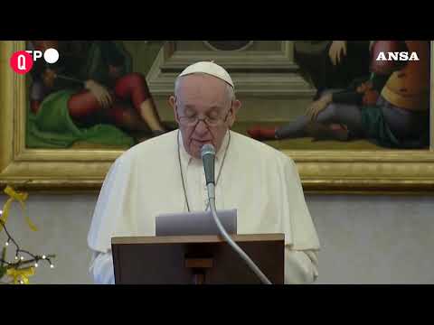 Il papa appare in pubblico dopo aver saltato le celebrazioni per una sciatalgia