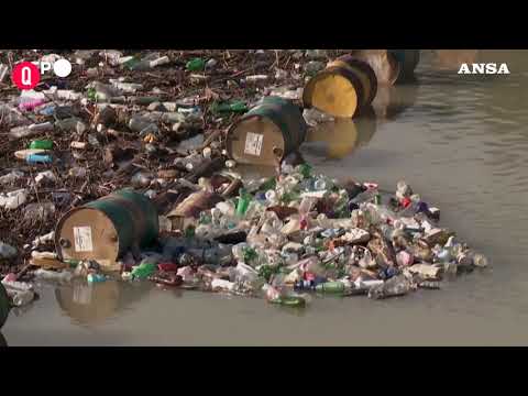 Bosnia, tonnellate di rifiuti inquinano la diga sul fiume Drina