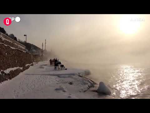 Russia, un tuffo nelle gelide acque del lago Baikal per festeggiare il nuovo anno