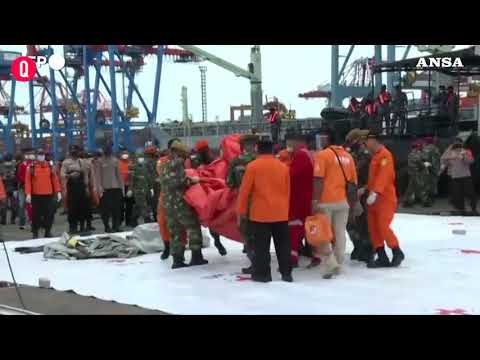 Aereo precipitato in Indonesia, ritrovati detriti al largo di Giacarta