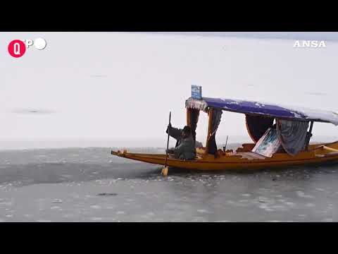 India, Kashmir: forti nevicate, congelato il lago Dal