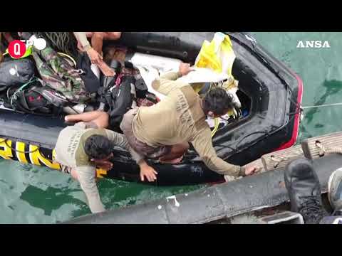 Aereo precipitato in Indonesia, ritrovato scivolo di evacuazione tra i detriti recuperati