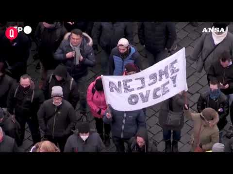Praga, migliaia in piazza senza mascherina per protestare contro le nuove restrizioni anticovid
