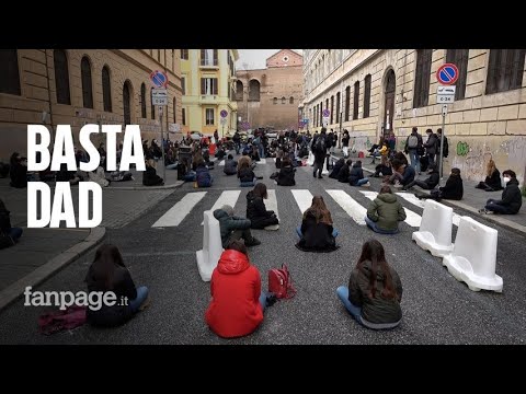 Roma, la protesta degli studenti: “Basta Dad, non ne possiamo più di stare davanti a un pc”