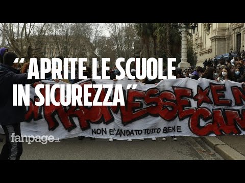 “Riaprire le scuole in sicurezza”: la protesta degli studenti al ministero dell’Istruzione