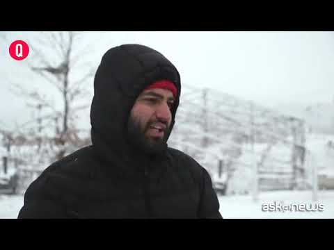 Bosnia, arrivano le prime tende per i migranti sotto la neve