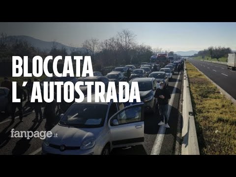 I ristoratori bloccano l’autostrada: “Vogliamo aprire tutto il giorno”
