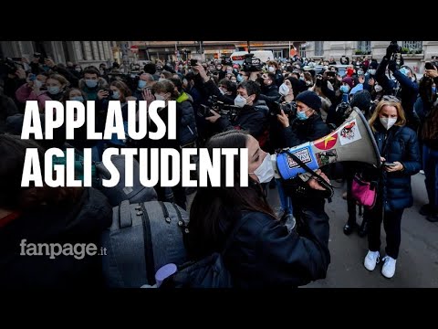 Milano, finisce l’occupazione del Manzoni tra gli applausi dei genitori: “Meglio occupare che la dad