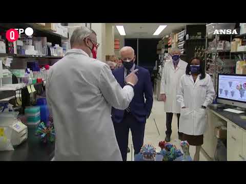Usa, il presidente Biden visita il laboratorio del National Institutes of Health