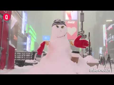 Bufera di neve a New York, città bloccata, slittano vaccinazioni
