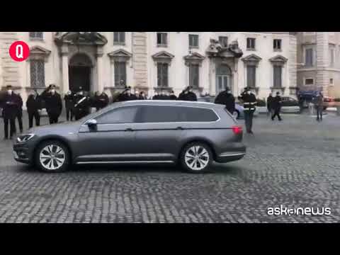 Governo, Draghi arriva in auto al Quirinale per il giuramento