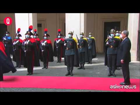 Governo, Draghi a Chigi: picchetto d’onore e incontro con Conte