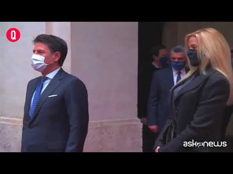 Conte lascia Palazzo Chigi, lunghi applausi dei dipendenti