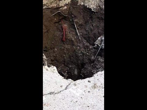 Acerra: da una voragine spuntano rifiuti interrati in via Arafat