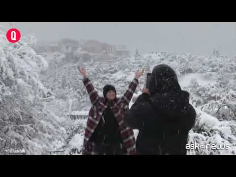 Neve sull’Acropoli, l’ondata di freddo “Medea” imbianca Atene