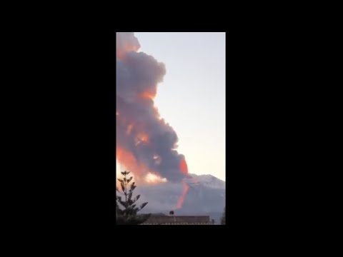 Etna, eruzione spettacolare e alta colonna di fumo: il video