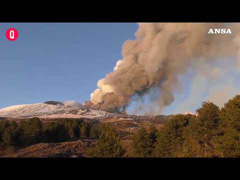 Spettacolo Etna, eruzione sulla neve e altissima nube di cenere
