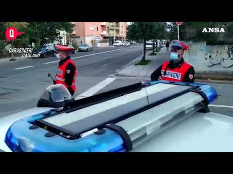 Cagliari, incendiano un’auto e riprendono la scena col telefonino