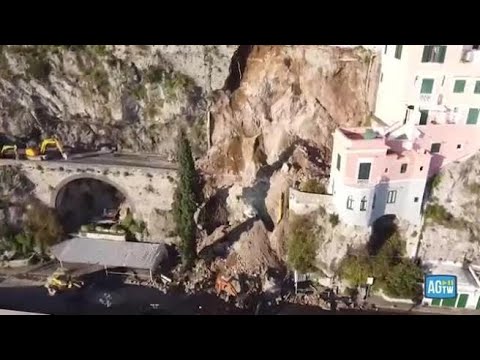 Frana ad Amalfi, si stacca un costone di roccia sulla statale: il video dal drone