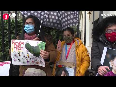 Myanmar, manifestanti protestano davanti all’ambasciata a Parigi