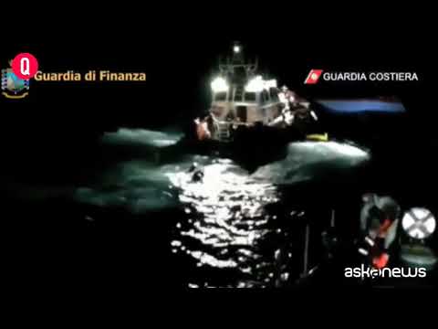 Barcone di migranti si ribalta a Lampedusa: immagini del soccorso