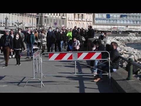 Covid, a Napoli folla record prima della zona «arancione»: transenne sul lungomare