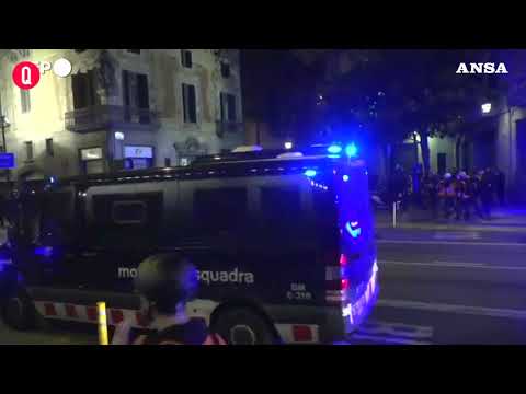 Barcellona, incendi e scontri durante le proteste per l’incarcerazione di Pablo Hasel