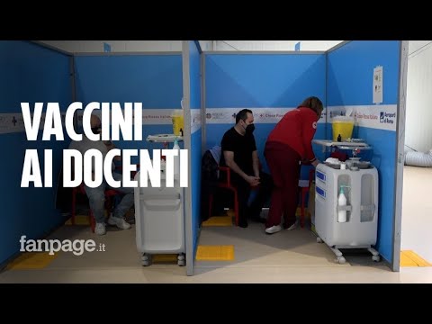 Fiumicino, i prof si vaccinano contro il Covid: “Lo facciamo per noi e per i nostri alunni”