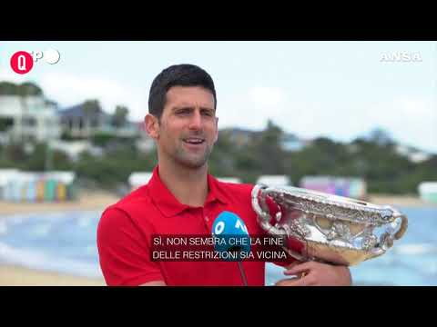 Novak Djokovic mostra il trofeo dopo la vittoria dell’Australian Open