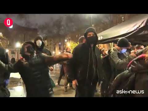 Barcellona, altra notte di proteste e scontri per arresto rapper