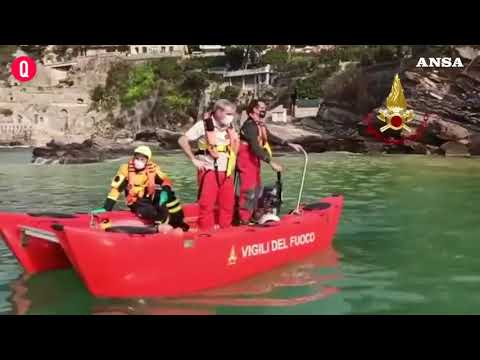 Camogli, il recupero delle bare cadute in mare dopo la frana al cimitero