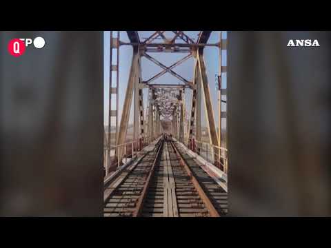 Diplomatici russi via dalla Corea del Nord su un carrello ferroviario