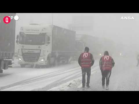 Francia, manifestanti bloccano il tunnel del Frejus