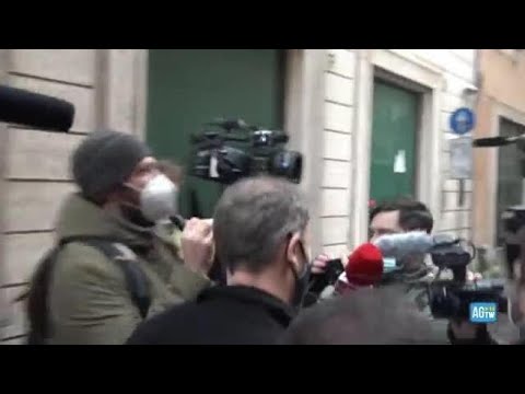 Consultazioni, arriva Casaleggio e tra la folla di reporter c’è chi inciampa