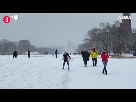 Washington, tutti pazzi per la neve mentre la tempesta ricopre la citta’