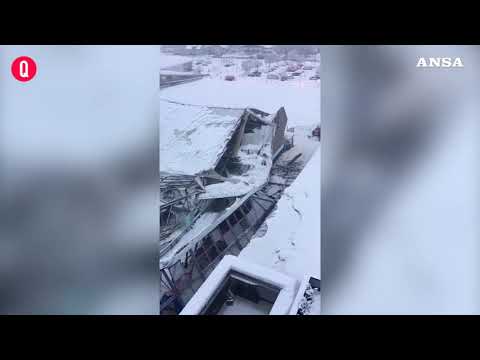 Il palaghiaccio di Vipiteno crolla sotto la neve